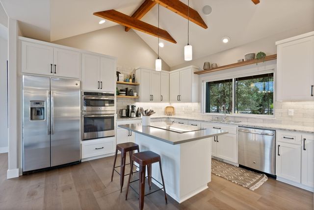 920 Cinnamon Teal Drive, Redmond, OR 97756