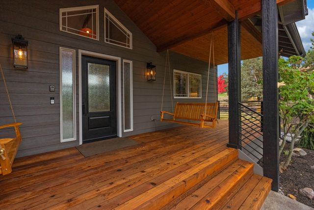 920 Cinnamon Teal Drive, Redmond, OR 97756