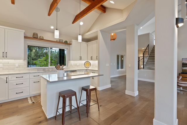 920 Cinnamon Teal Drive, Redmond, OR 97756