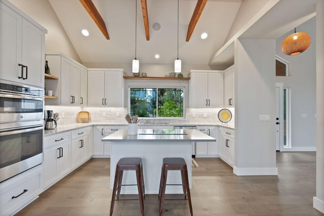 920 Cinnamon Teal Drive, Redmond, OR 97756