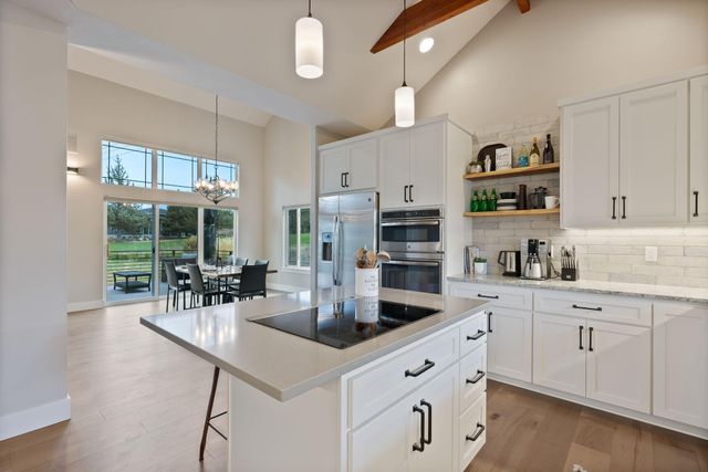 920 Cinnamon Teal Drive, Redmond, OR 97756