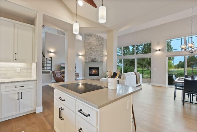 920 Cinnamon Teal Drive, Redmond, OR 97756