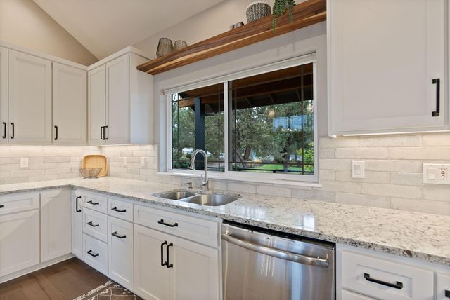 920 Cinnamon Teal Drive, Redmond, OR 97756