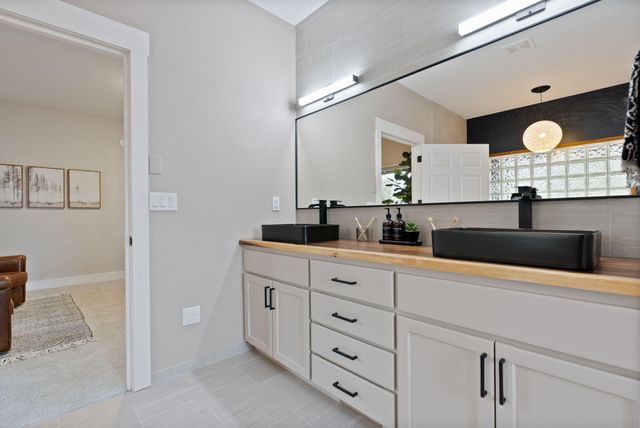 920 Cinnamon Teal Drive, Redmond, OR 97756