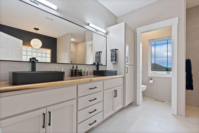 920 Cinnamon Teal Drive, Redmond, OR 97756