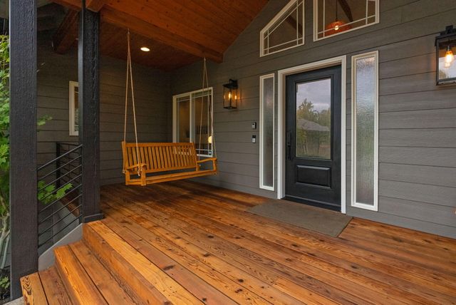 920 Cinnamon Teal Drive, Redmond, OR 97756