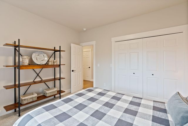 920 Cinnamon Teal Drive, Redmond, OR 97756