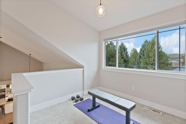 920 Cinnamon Teal Drive, Redmond, OR 97756