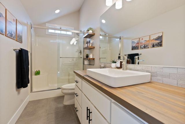 920 Cinnamon Teal Drive, Redmond, OR 97756