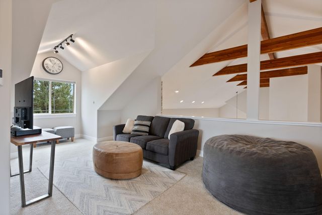 920 Cinnamon Teal Drive, Redmond, OR 97756