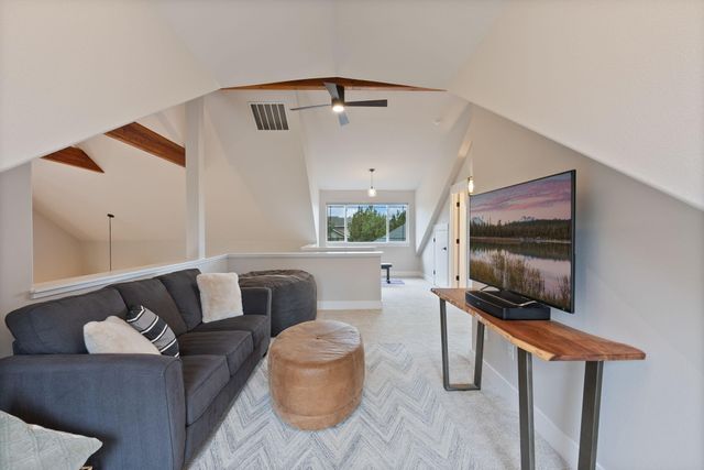 920 Cinnamon Teal Drive, Redmond, OR 97756