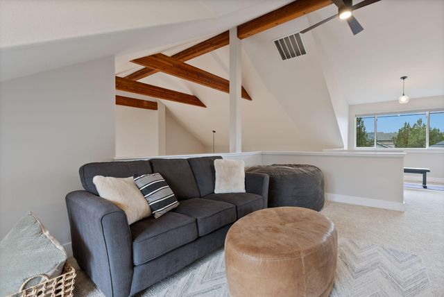 920 Cinnamon Teal Drive, Redmond, OR 97756