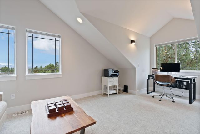 920 Cinnamon Teal Drive, Redmond, OR 97756