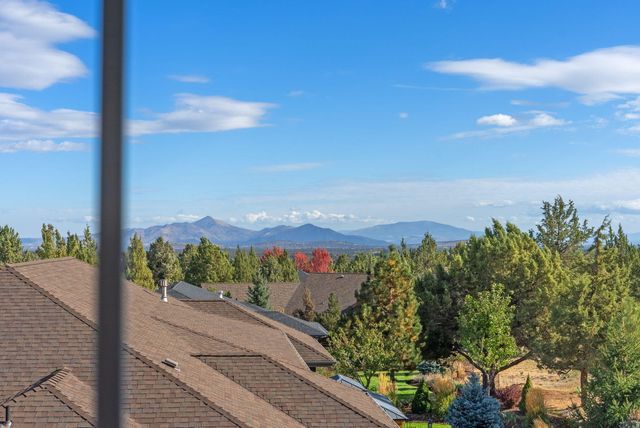 920 Cinnamon Teal Drive, Redmond, OR 97756