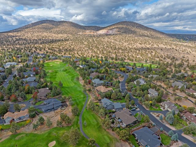 920 Cinnamon Teal Drive, Redmond, OR 97756