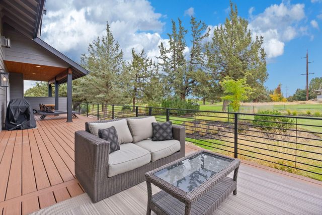 920 Cinnamon Teal Drive, Redmond, OR 97756