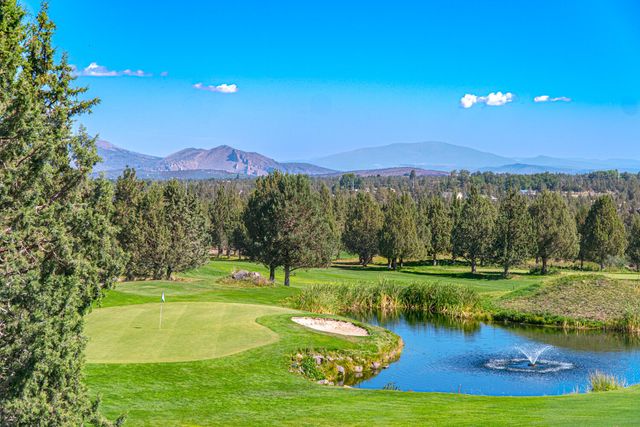 920 Cinnamon Teal Drive, Redmond, OR 97756