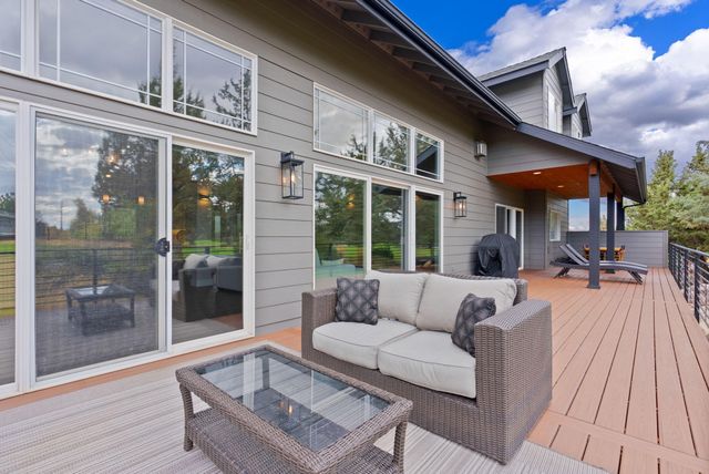 920 Cinnamon Teal Drive, Redmond, OR 97756