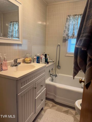 207 Charles Street, Hampton, TN 37658
