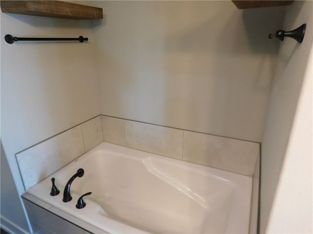 2240 W Moore Lane, Fayetteville, AR 72704