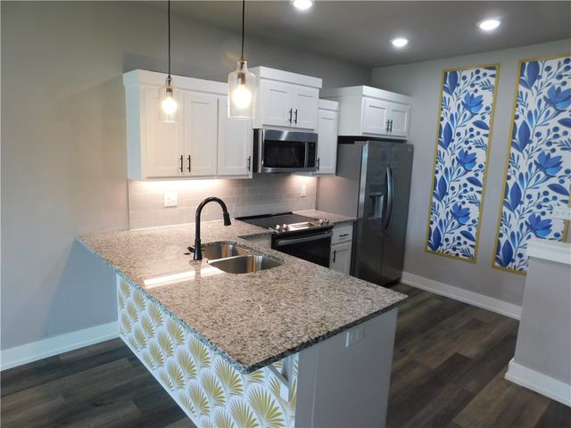 2240 W Moore Lane, Fayetteville, AR 72704