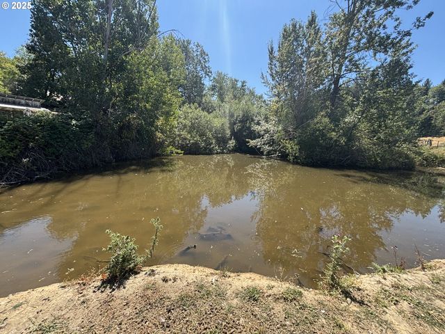 1931 SLEEPY HOLLOW Loop, Grants Pass, OR 97527