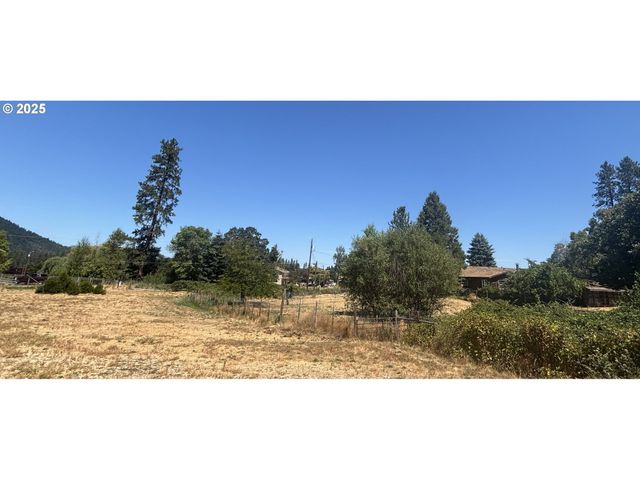 1931 SLEEPY HOLLOW Loop, Grants Pass, OR 97527