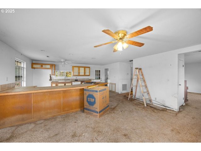 1931 SLEEPY HOLLOW Loop, Grants Pass, OR 97527