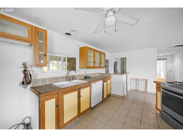 1931 SLEEPY HOLLOW Loop, Grants Pass, OR 97527