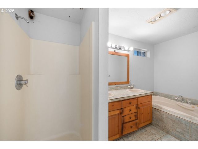 1931 SLEEPY HOLLOW Loop, Grants Pass, OR 97527