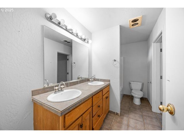 1931 SLEEPY HOLLOW Loop, Grants Pass, OR 97527