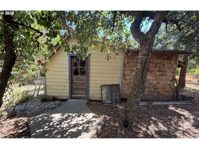 1931 SLEEPY HOLLOW Loop, Grants Pass, OR 97527