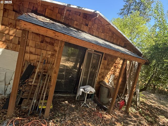 1931 SLEEPY HOLLOW Loop, Grants Pass, OR 97527