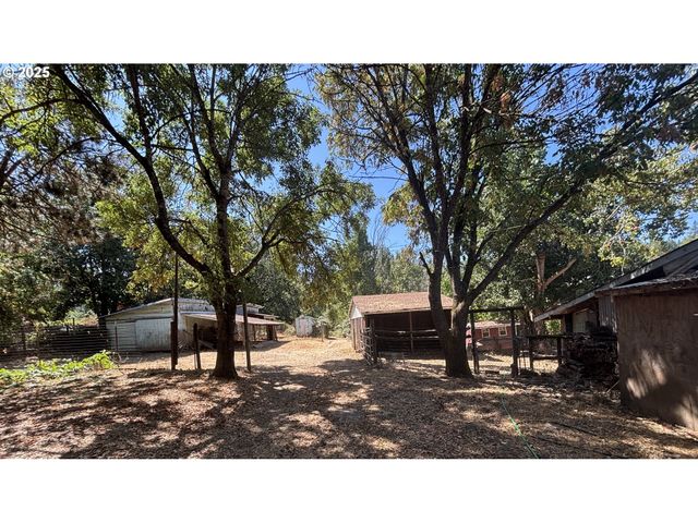 1931 SLEEPY HOLLOW Loop, Grants Pass, OR 97527