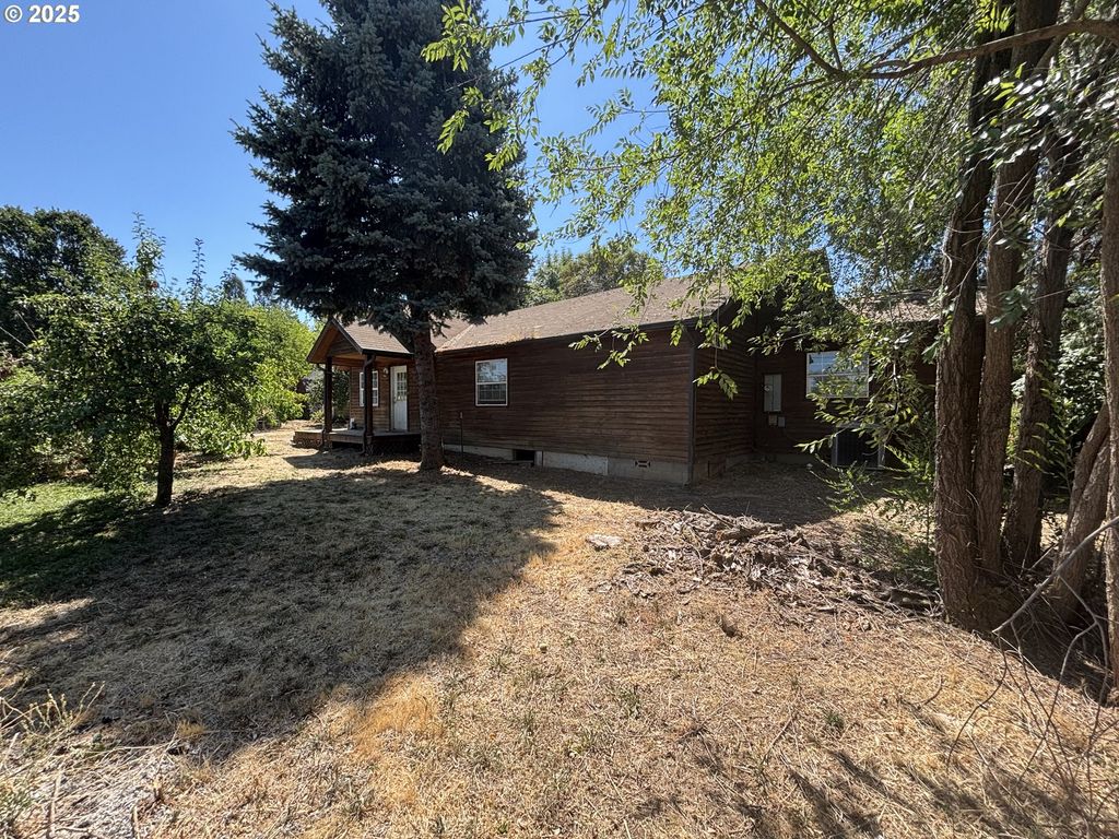 1931 SLEEPY HOLLOW Loop, Grants Pass, OR 97527