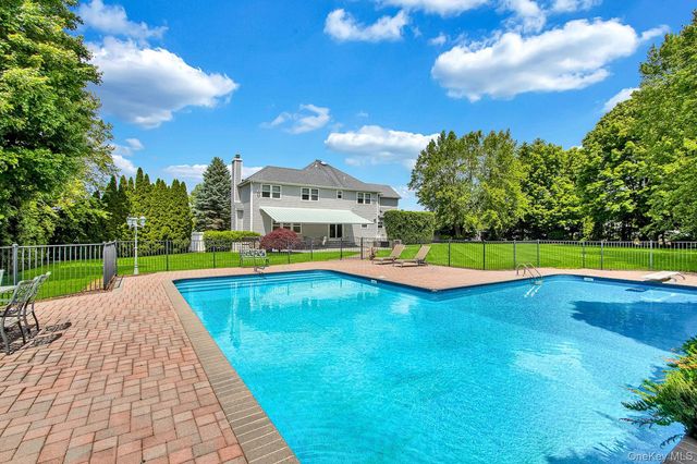 9 Redwood Lane, Miller Place, NY 11764