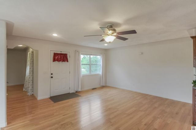 454 Snow Rd, Murray, KY 42071