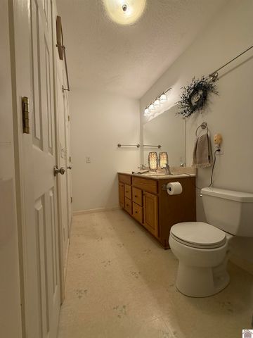 454 Snow Rd, Murray, KY 42071