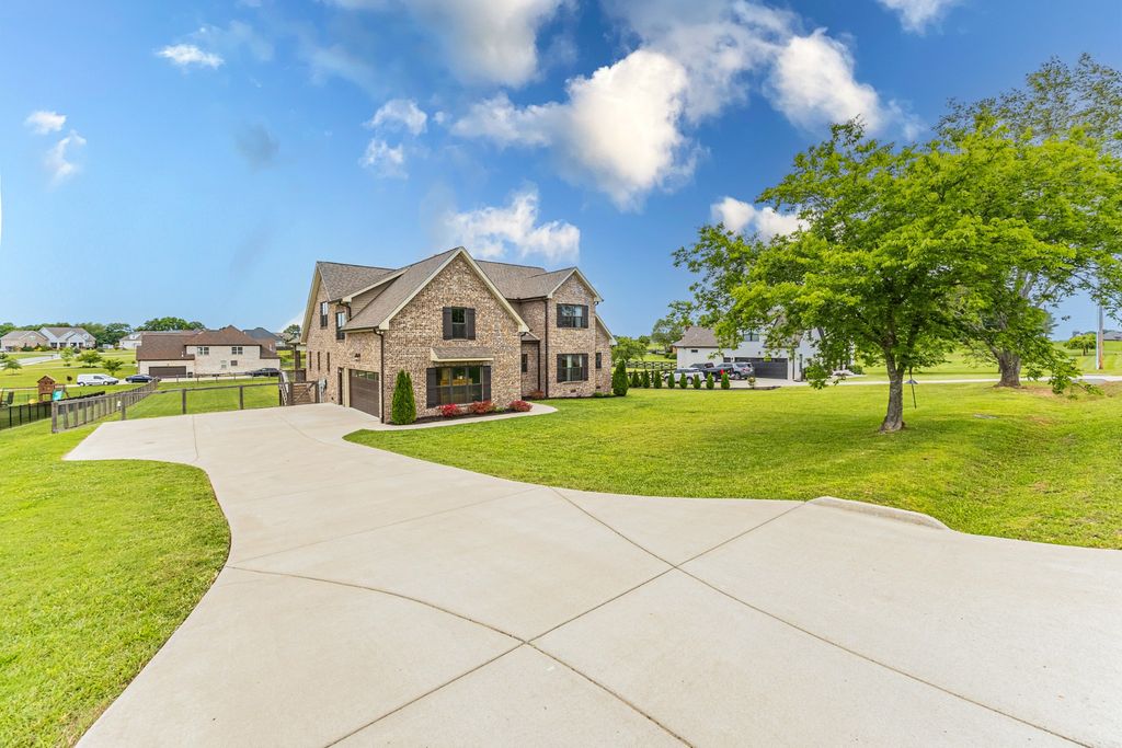 746 N Russell St, Portland, TN 37148