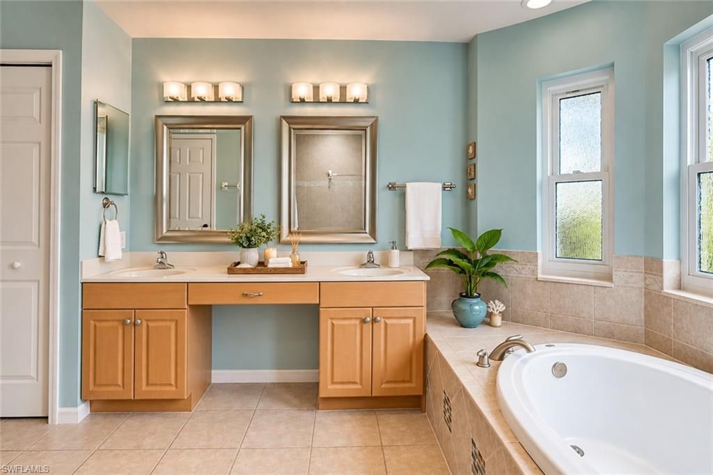 Image 12 of property listing at 927 28th TER, Cape Coral, FL 33914