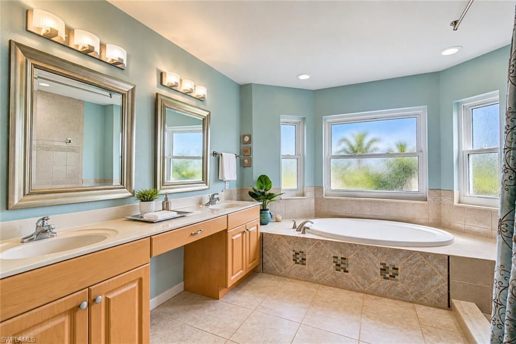 Image 14 of property listing at 927 28th TER, Cape Coral, FL 33914