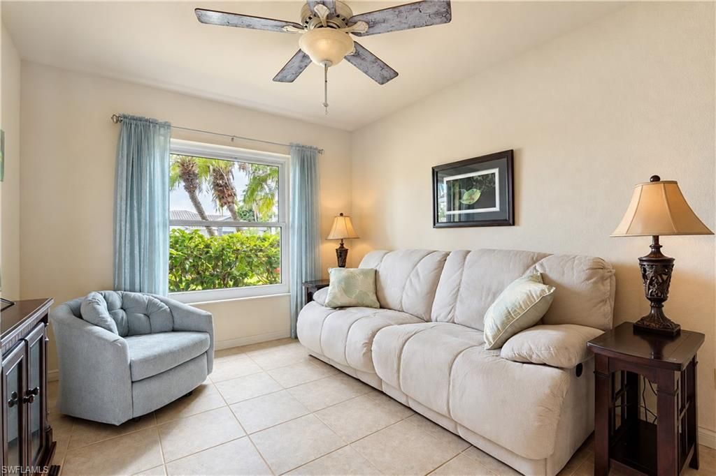 Image 17 of property listing at 927 28th TER, Cape Coral, FL 33914