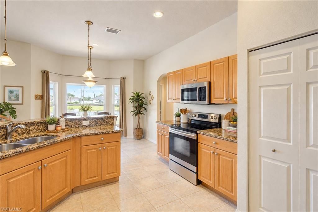Image 21 of property listing at 927 28th TER, Cape Coral, FL 33914