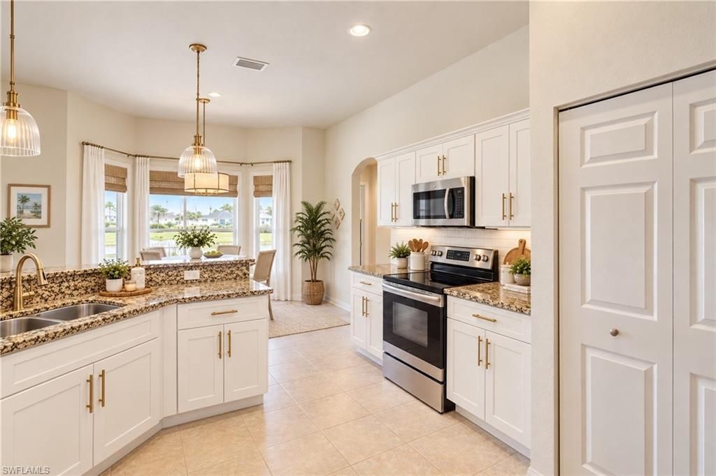 Image 22 of property listing at 927 28th TER, Cape Coral, FL 33914