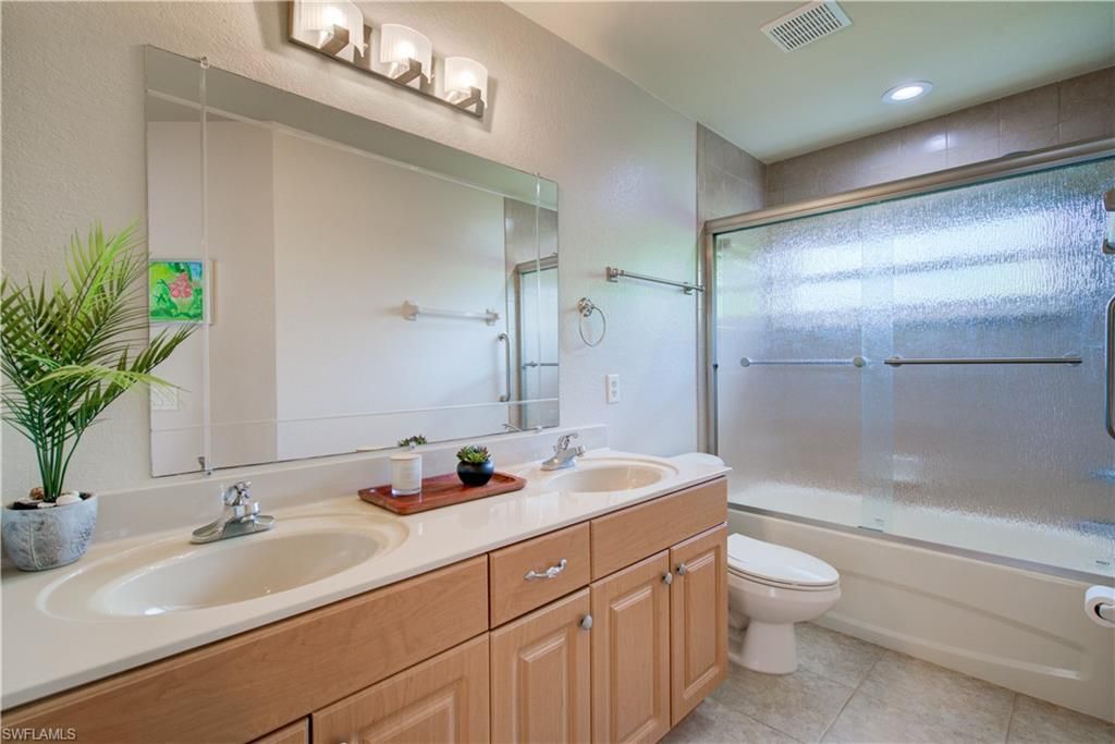 Image 28 of property listing at 927 28th TER, Cape Coral, FL 33914