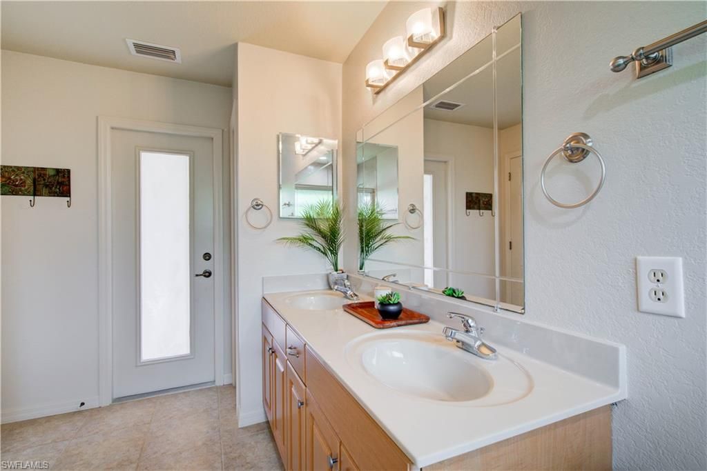 Image 29 of property listing at 927 28th TER, Cape Coral, FL 33914