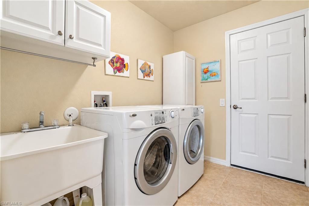 Image 32 of property listing at 927 28th TER, Cape Coral, FL 33914