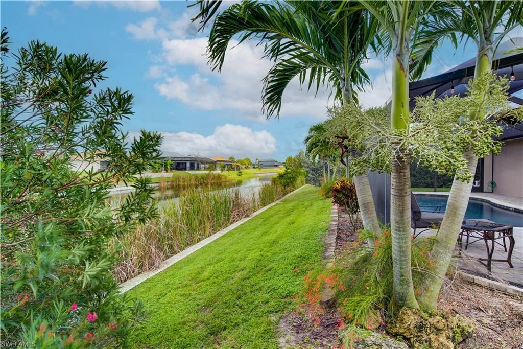 Image 37 of property listing at 927 28th TER, Cape Coral, FL 33914