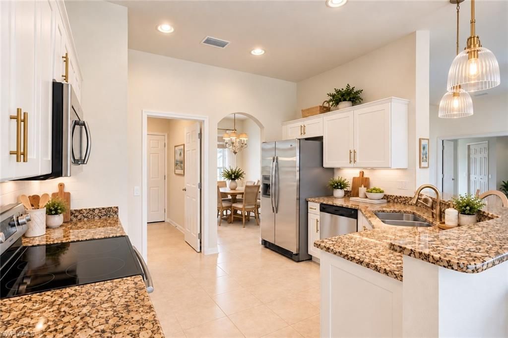 Image 6 of property listing at 927 28th TER, Cape Coral, FL 33914