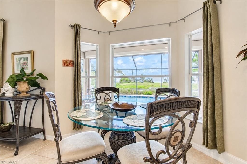 Image 7 of property listing at 927 28th TER, Cape Coral, FL 33914